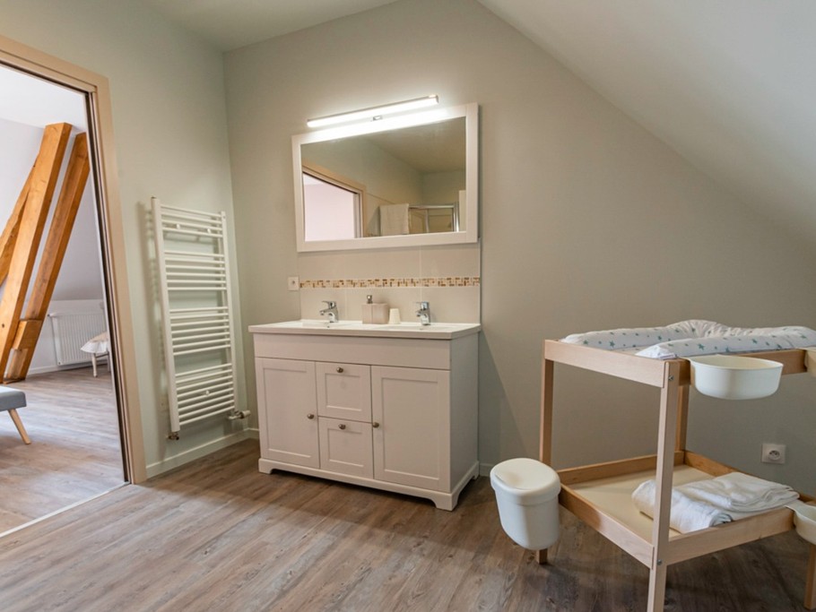 Salle de bain suite parentale familiale Constance avec nécessaire pour bébé au gite entre terres et vignes à Châtillon sur Morin