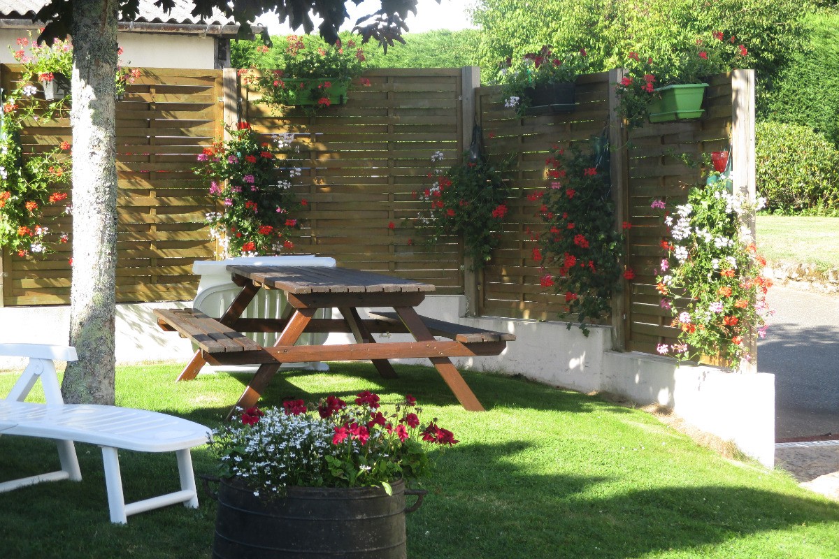 Jardin fleuri et ombragé