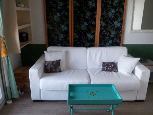 CANAPE LIT EN CUIR LES COUSSINS RESTE A L'OUVERTURE