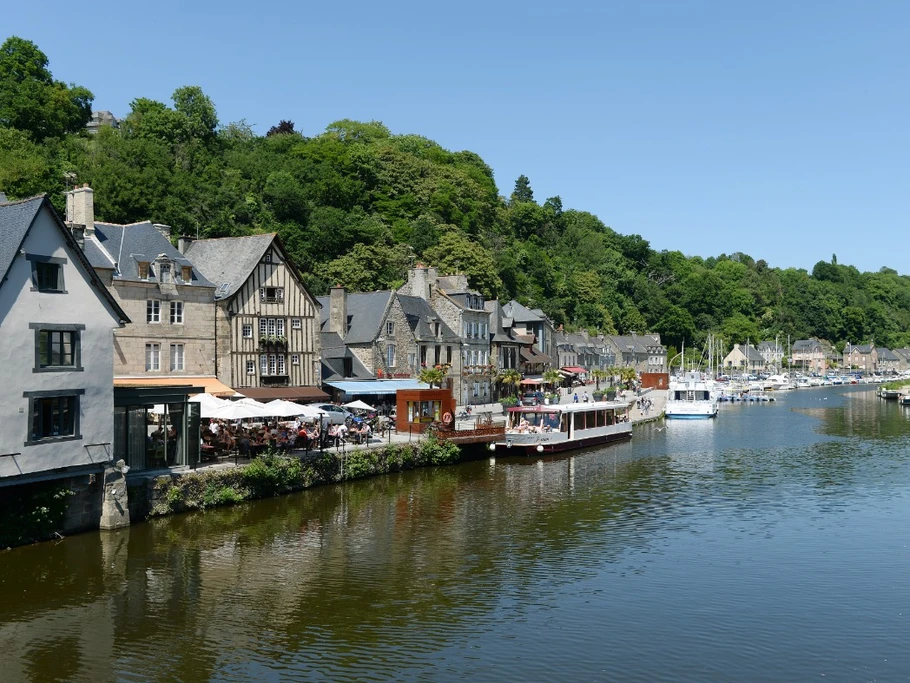 Le petit port de Dinan en pleine campagne