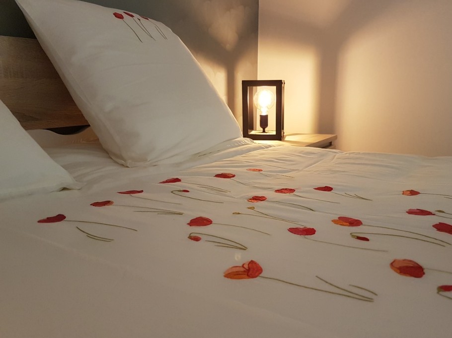 Chambre Côté Cour for 2 people with wardrobe and desk with chair (140 cm bed).