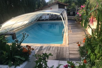 La piscine commune aux deux gîtes.
