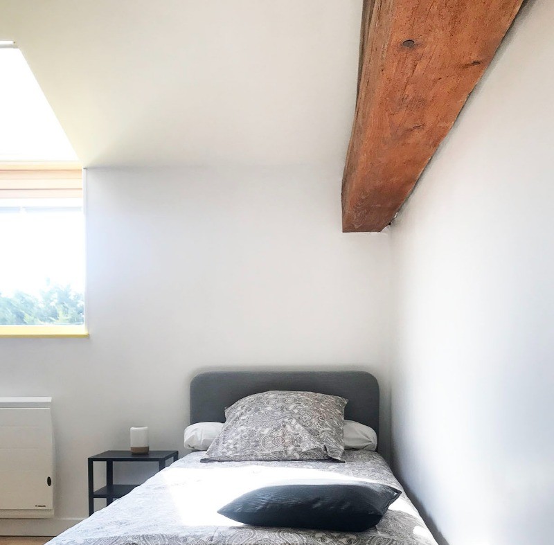 Chambre jaune lit supplémentaire