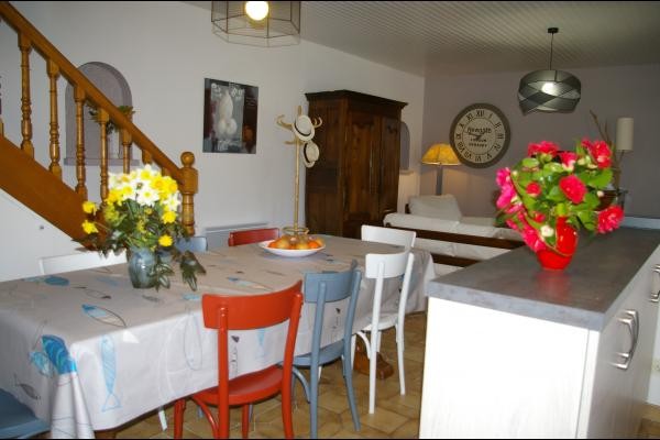 coin repas - Maison de village de caractère , dans jardin  magnifique, près de la mer. 6 pers.