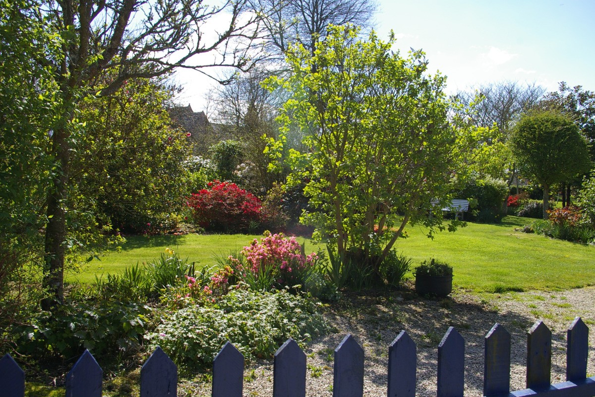 Bienvenue dans le jardin- Maison de village de caractère , dans jardin  magnifique, près de la mer. 6 pers.