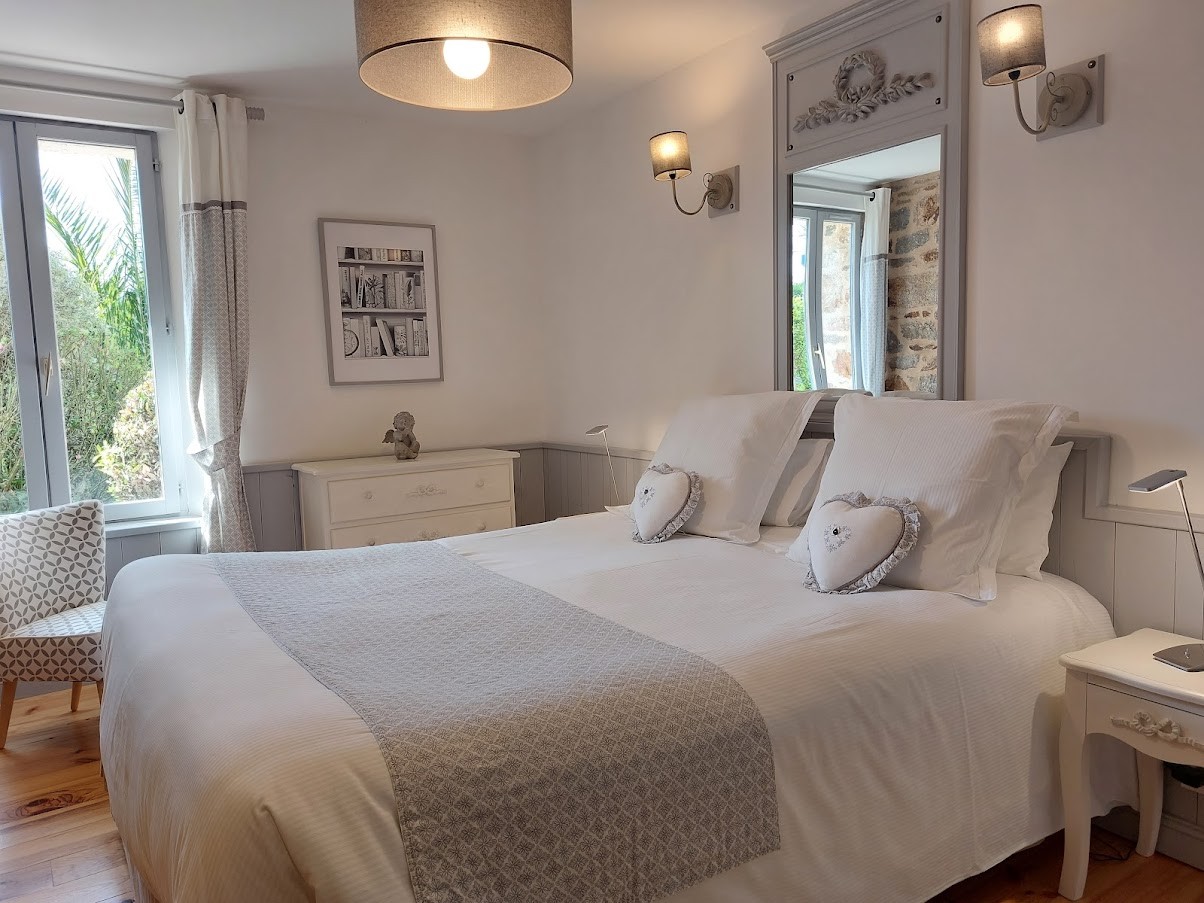 Bedroom with garden view, bed 160x200 gîte Agapanthe