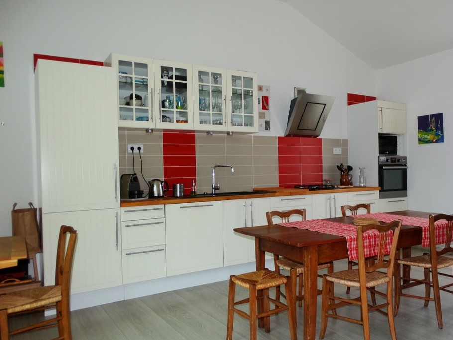 Cuisine qui donne sur l'espace repas