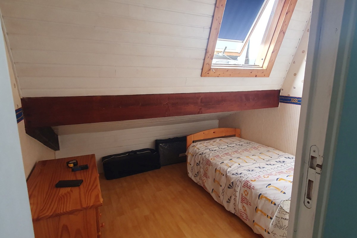 Petite chambre fermée lit en 90