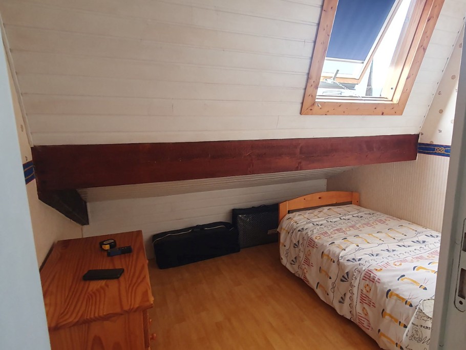 Petite chambre fermée lit en 90