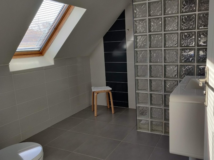 Salle d'eau avec wc à l'étage