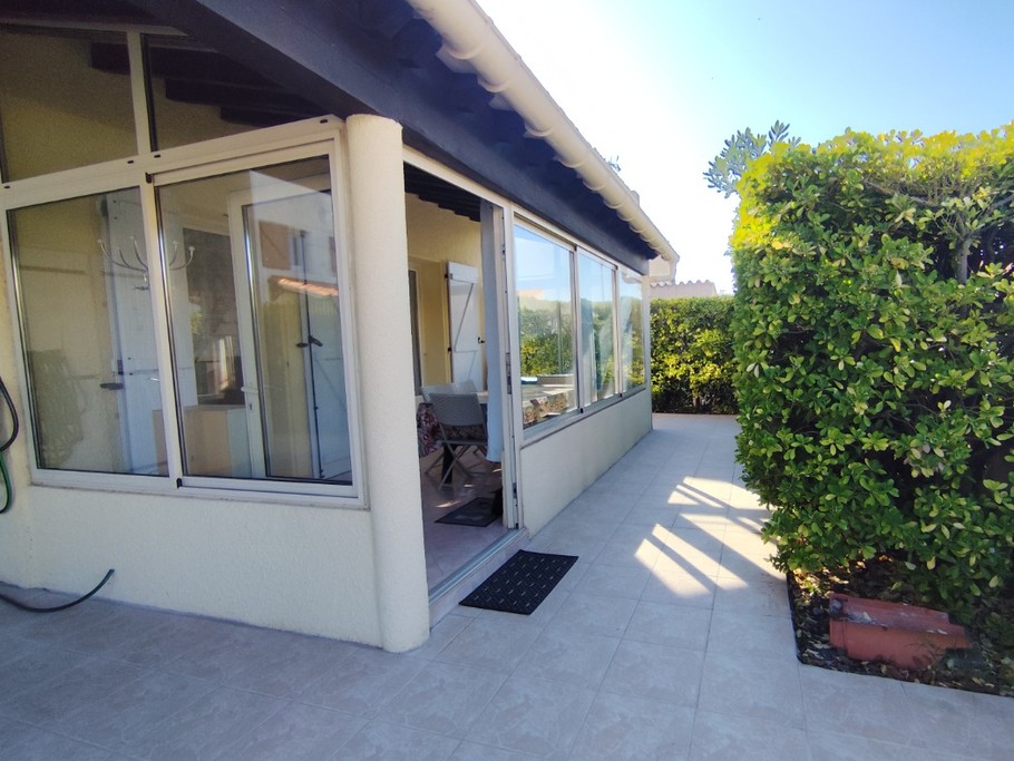 Entrée par la véranda