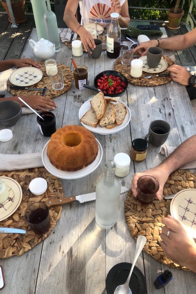 Le brunch du dimanche sur la grande terrasse, face à la campagne