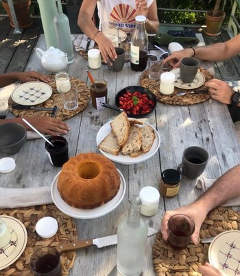 Le brunch du dimanche sur la grande terrasse, face à la campagne