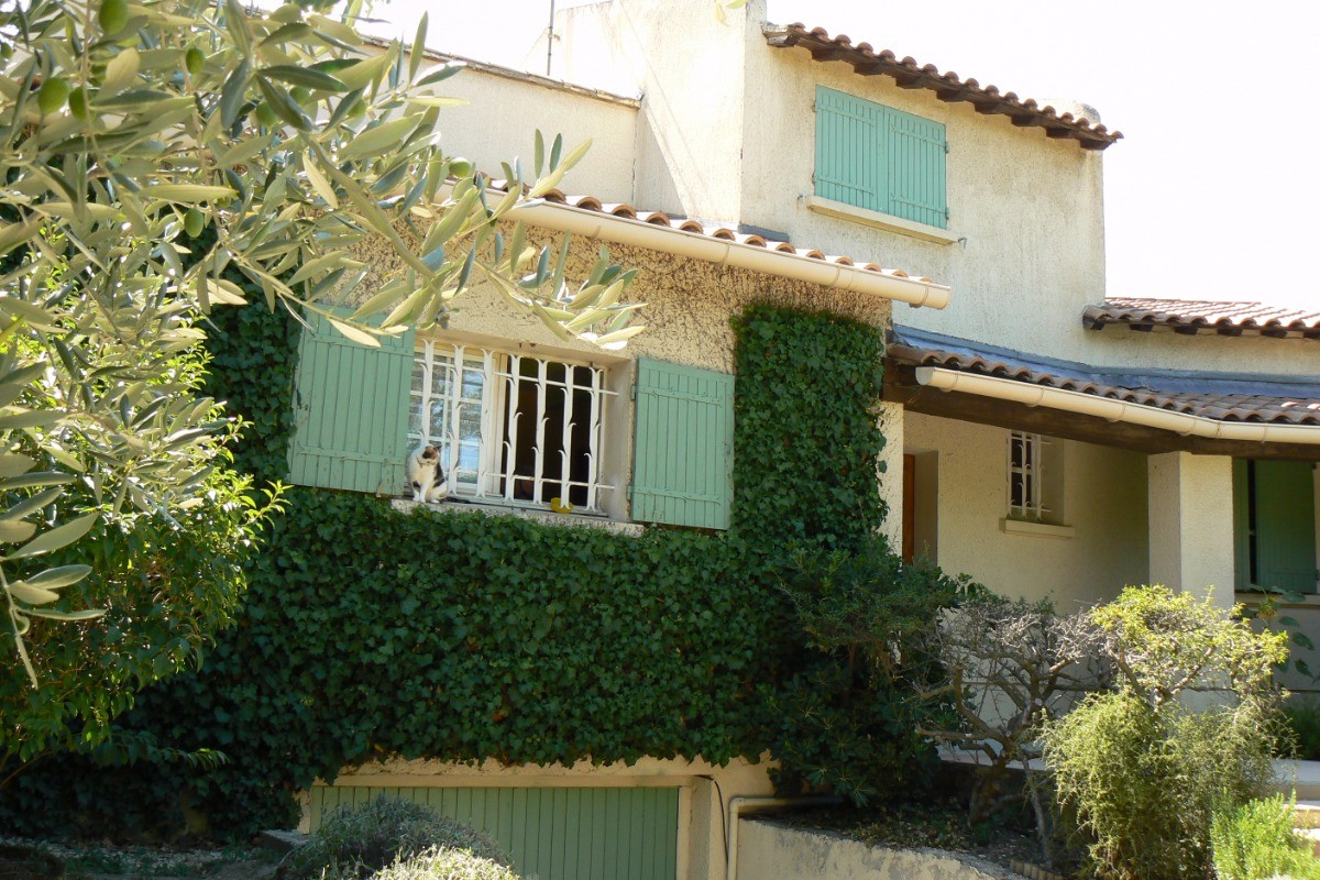 Façade de devant de la maison d'habitation