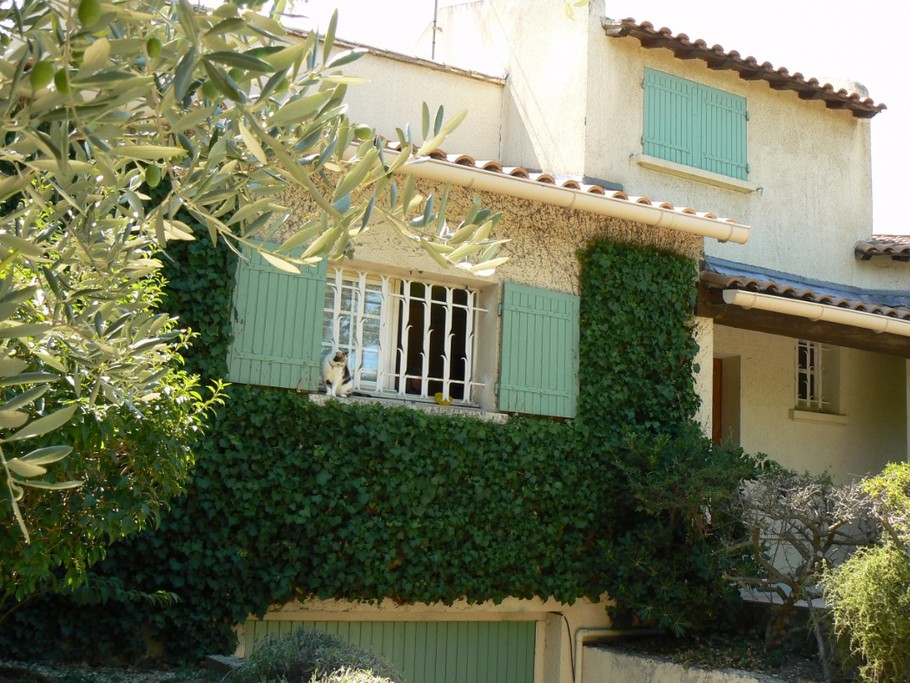Façade de devant de la maison d'habitation