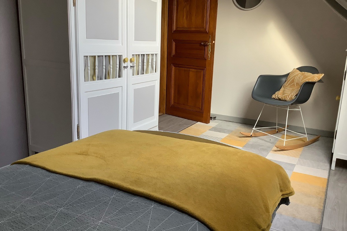 chambre jaune armoire