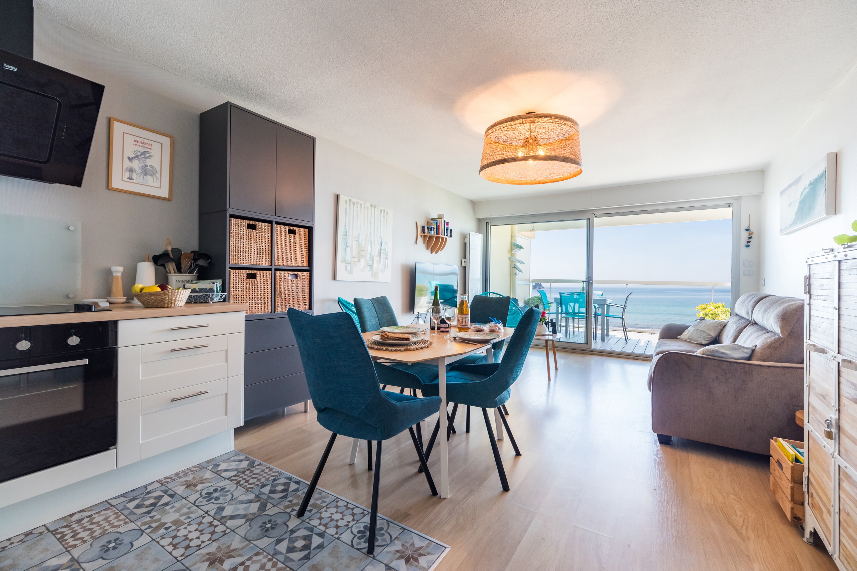 living room with terrace and panoramic sea view