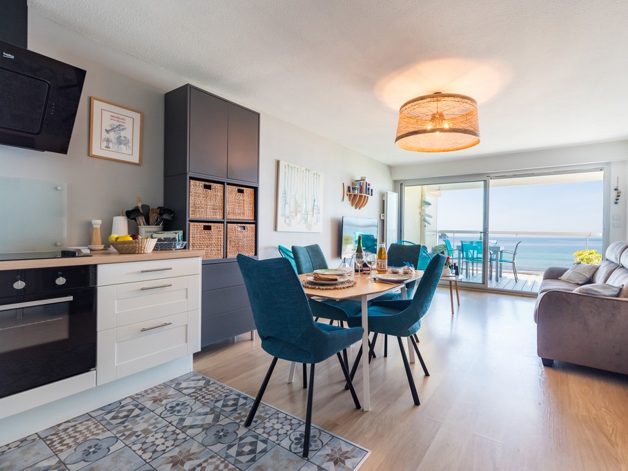 living room with terrace and panoramic sea view