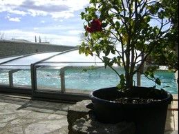 baignade bien à l'abri, piscine 4,50 x 9 chauffée,de début avril à fin octobre.
