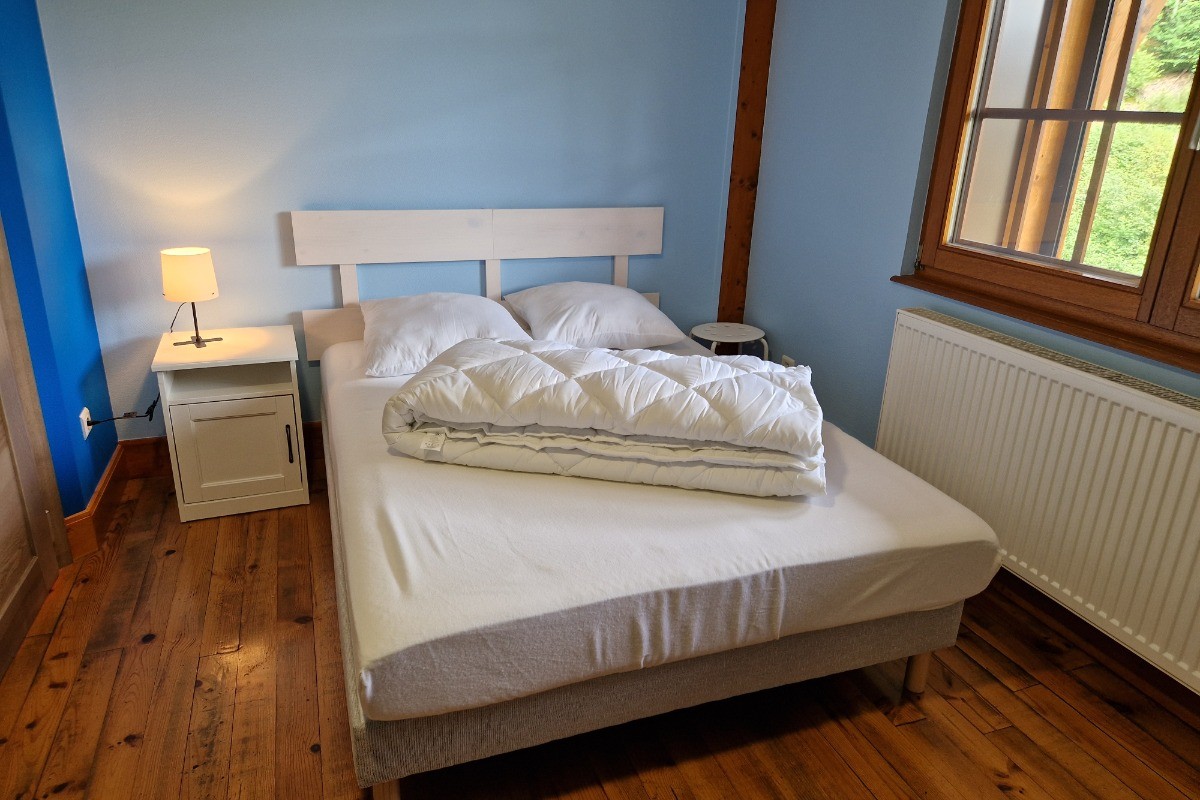 Deuxième chambre avec 1 lit simple et 1 lit double - Gîte de la Haute Hardoye (14 pers) dans les Vosges