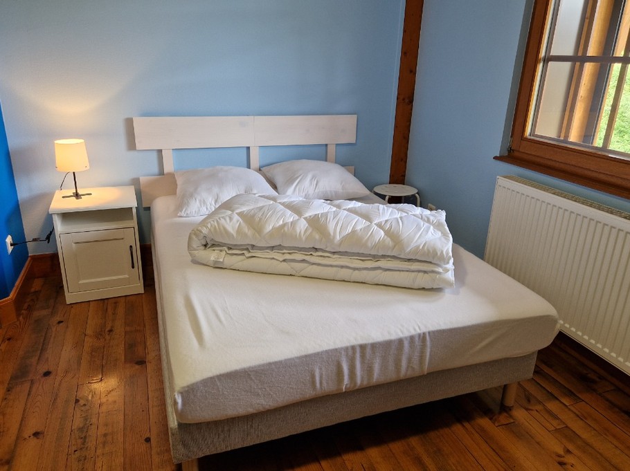 Deuxième chambre avec 1 lit simple et 1 lit double - Gîte de la Haute Hardoye (14 pers) dans les Vosges