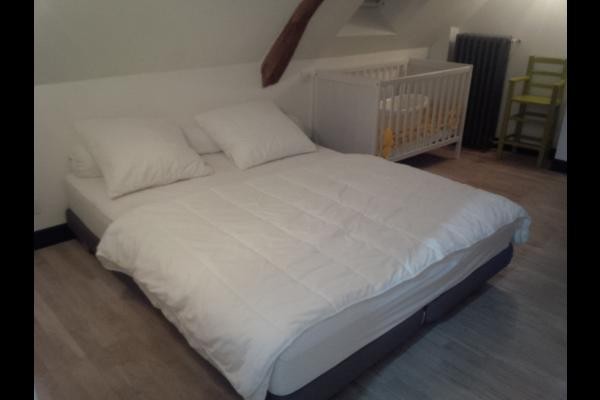 Chambre lit double et lit bébé avec sdb