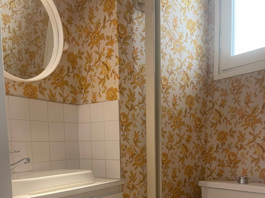 Toilettes avec fenêtre, et meuble lavabo