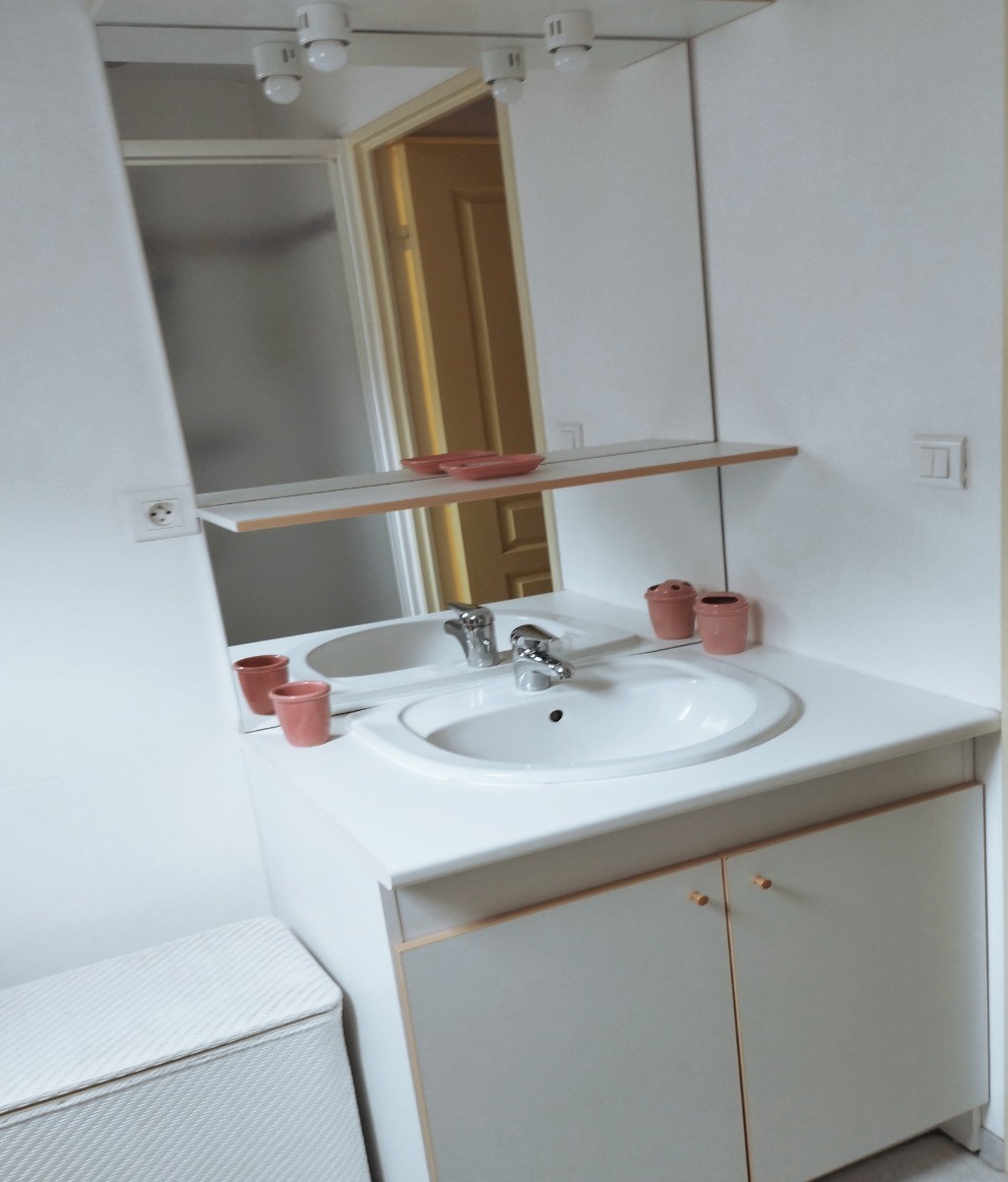 Salle de bains à l'étage avec vue cabine douches dans le miroir