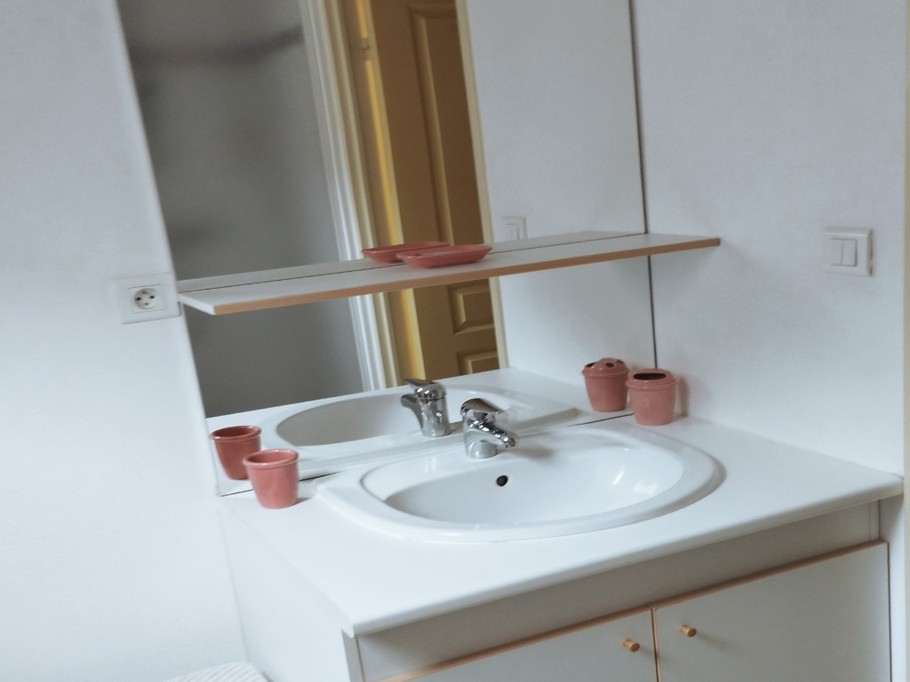 Salle de bains à l'étage avec vue cabine douches dans le miroir