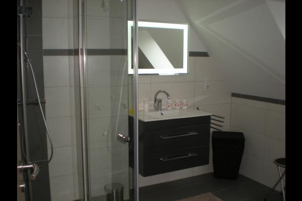 Salle d'eau avec toilettes étage