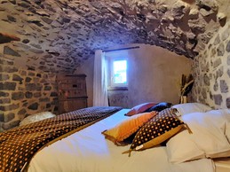 Appartement Marguerite au rez-de-chaussée de la maison, appartement adapté aux personnes à mobilité réduite (PMR), sanitaires privatifs et attenants à la chambre.