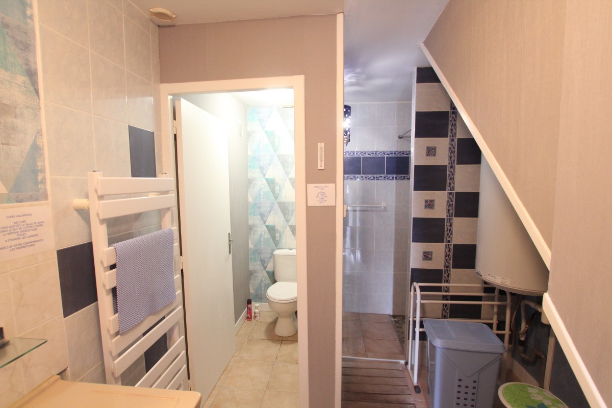 Wc indépendants à gauche et douche à droite
