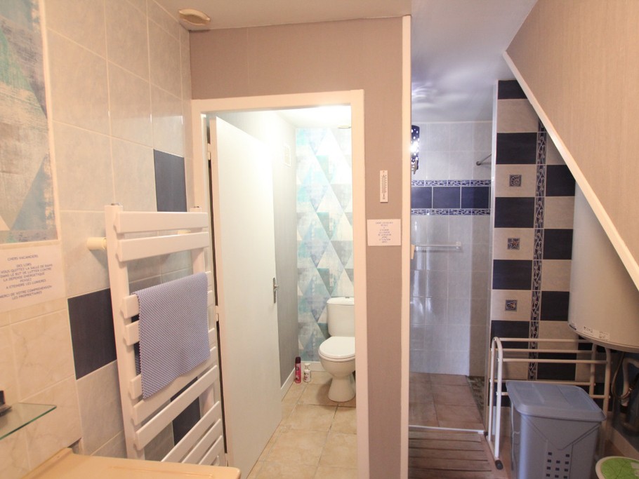 Wc indépendants à gauche et douche à droite