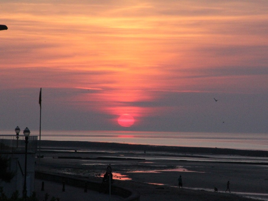 C'est bien en face du gîte surtout en juin et juillet, après il faut sortir dans le jardin ou sur la digue pour le voir se coucher sur la mer. Mais les levers sont aussi beaux ! (là c'est marée basse... bientôt l'heure des feux d'artifices.