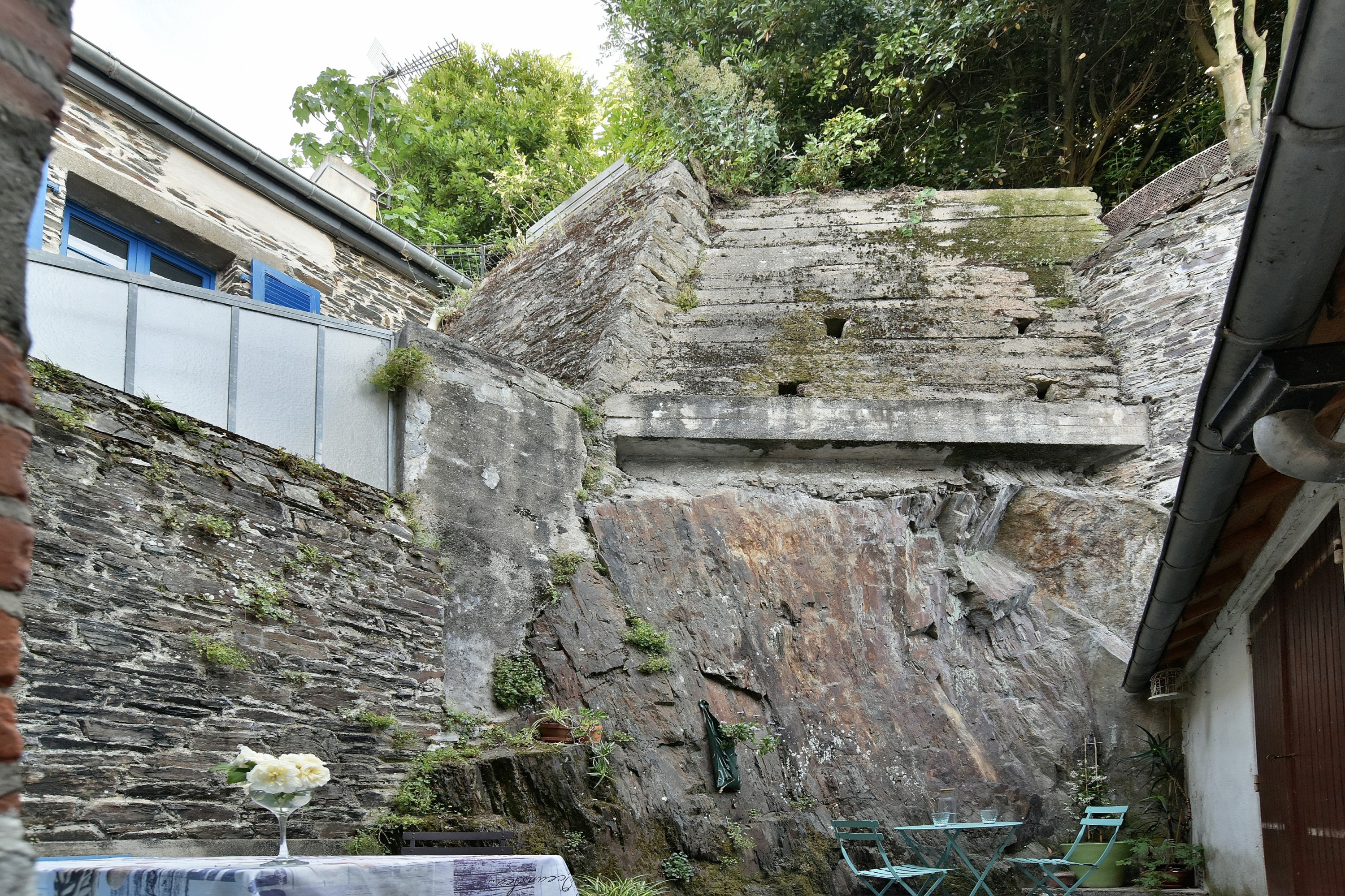 Cour privative avec 2 salons de jardin pour 6 et 2 personnes, pour d'agréables repas et moment en plein air. Barbecue à votre disposition. Espace buanderie (lave-linge et sèche-linge) et WC séparé dans la dépendance à droite.