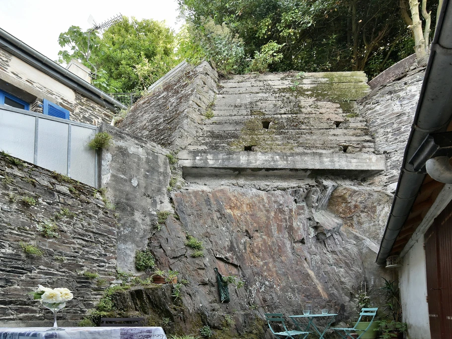 Cour privative avec 2 salons de jardin pour 6 et 2 personnes, pour d'agréables repas et moment en plein air. Barbecue à votre disposition. Espace buanderie (lave-linge et sèche-linge) et WC séparé dans la dépendance à droite.