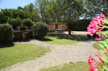 Barbecue, terrain de boules et ping-pong