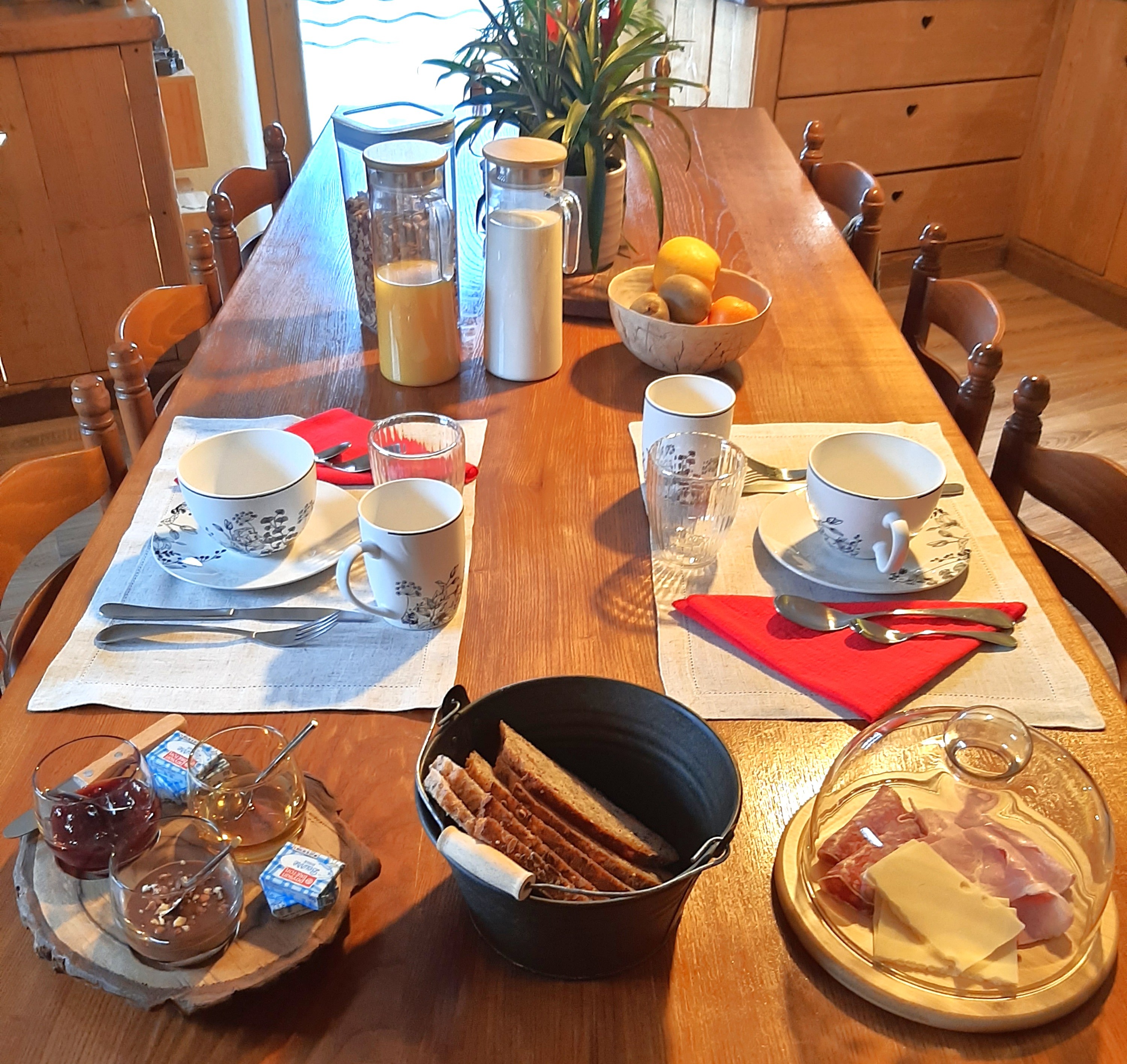 Petit déjeuner gourmand sucré/ salé - Chambre d’hôtes La Pimprenelle : repos et nature – Vosges