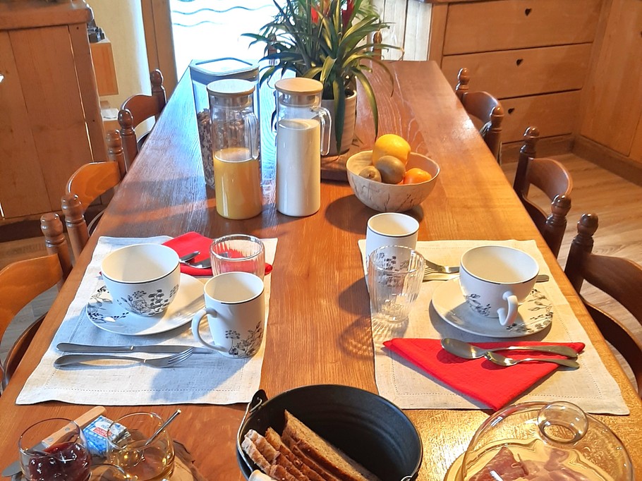 Petit déjeuner gourmand sucré/ salé - Chambre d’hôtes La Pimprenelle : repos et nature – Vosges