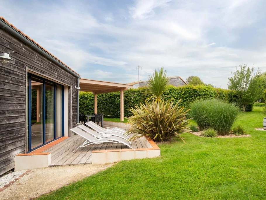 Private garden with terrace, deckchairs, garden furniture, pergola, barbecue and washing line.
