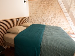 lit parentale queen size ( 160 * 200) du gîte Le Tilleul domaine Les Côteaux de Pilauzin, près du Château de La Roche Courbon en Charente maritime