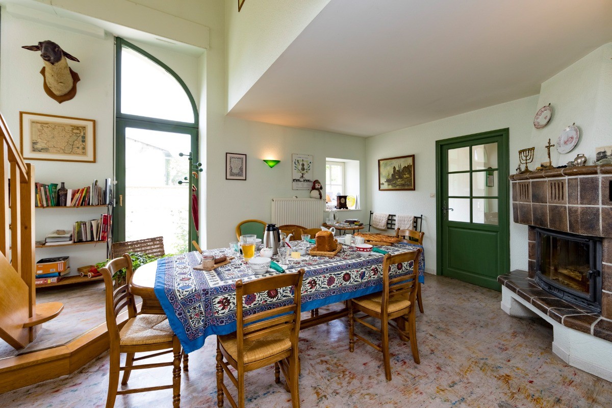 Pièce petit déjeuner avec cheminée - Bienvenue au Pays de Jeanne