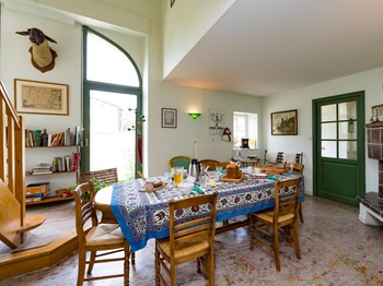 Pièce petit déjeuner avec cheminée - Bienvenue au Pays de Jeanne