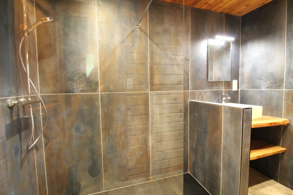Salle d'eau avec douche italienne - Chalet Pervenche