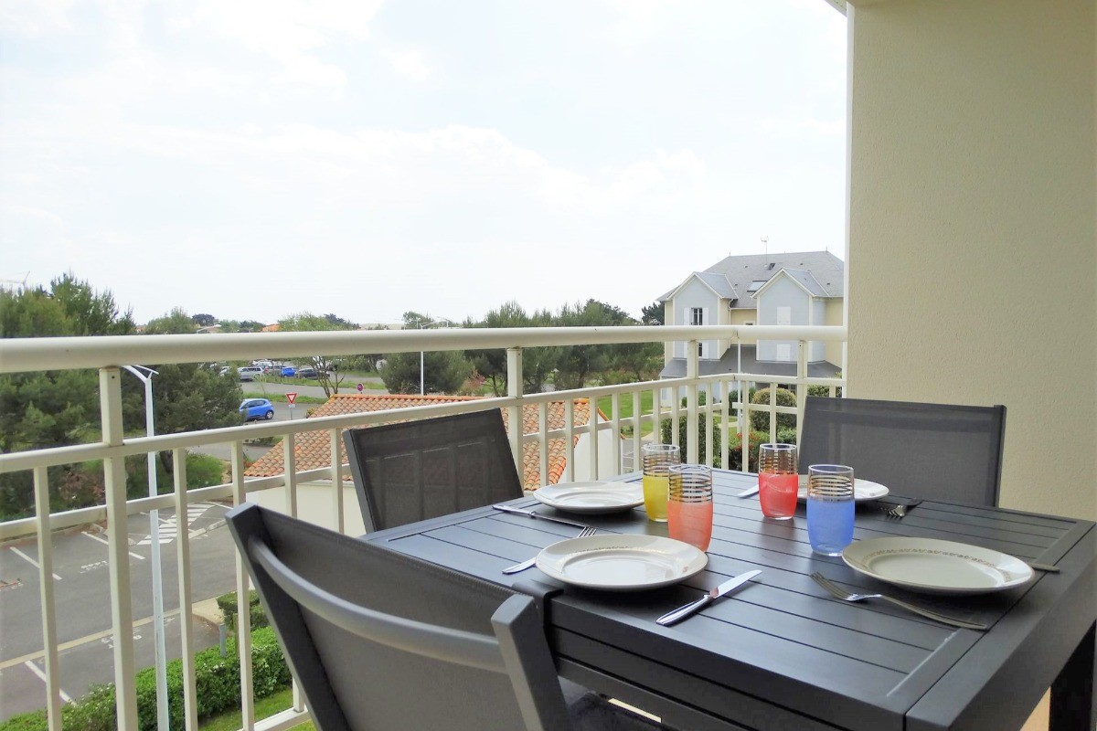 Balcon avec salon de jardin