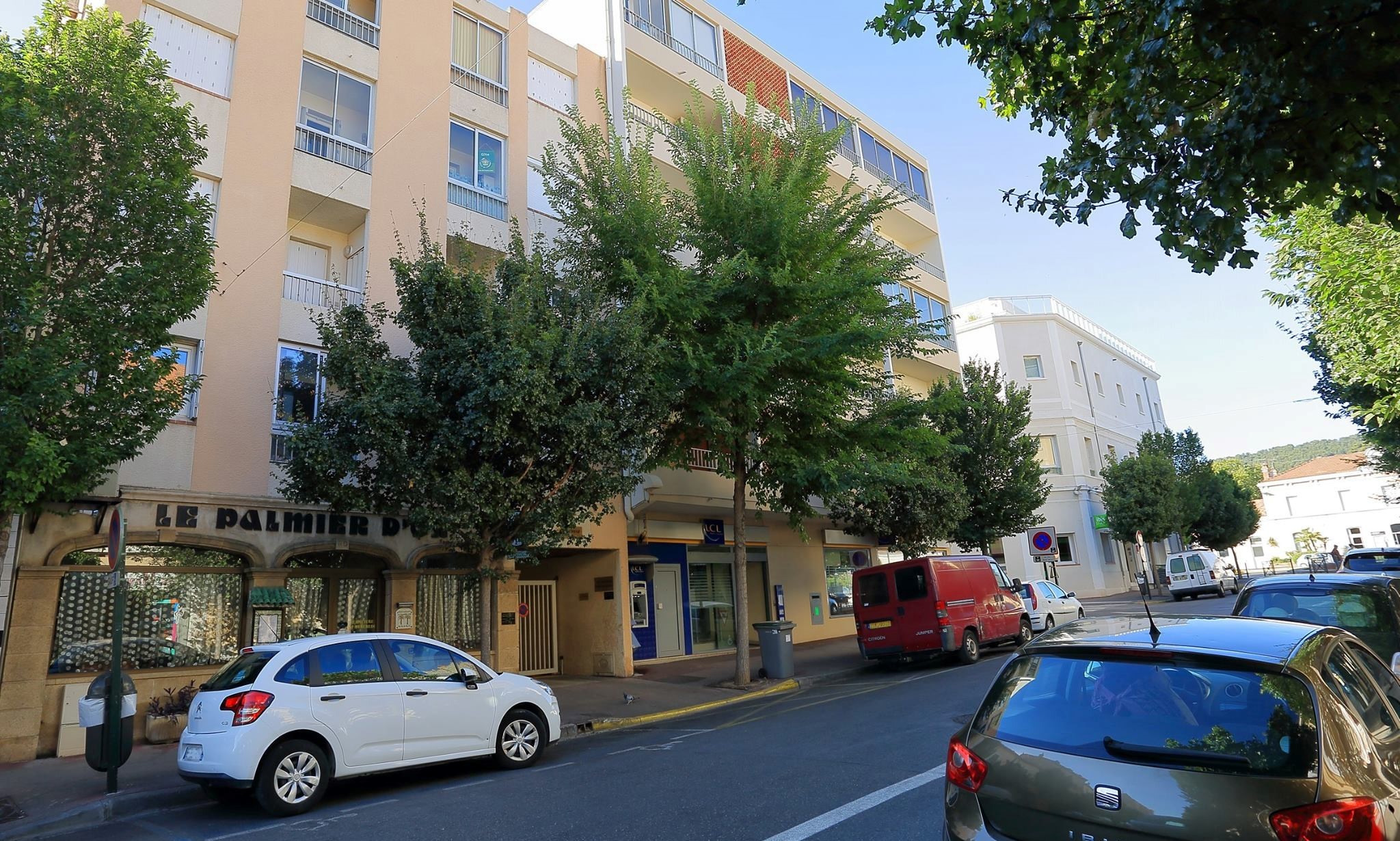 41 avenue edith cavell (LE PORTAIL EST DEVANT LA VOITURE BLANCHE), tous commerces sur place