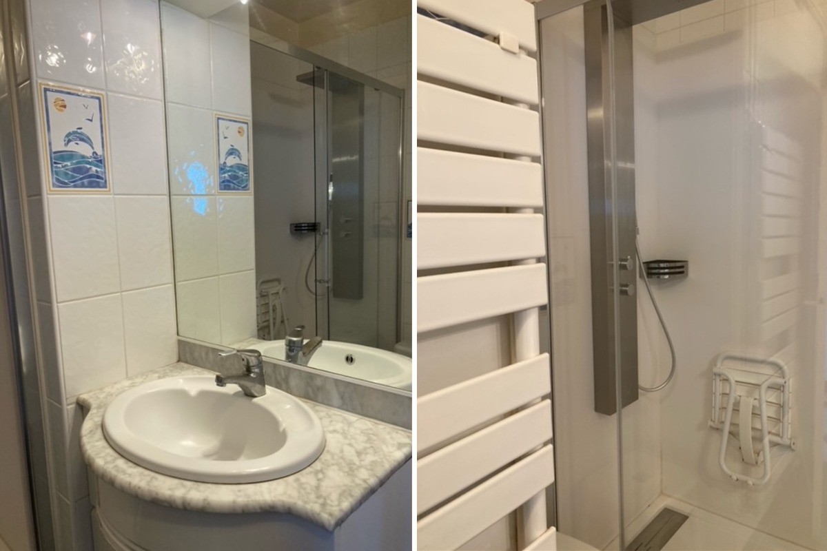 salle d'eau avec meuble vasque, sèche-serviette et douche grande dimension (siège pour personne à mobilité réduite)