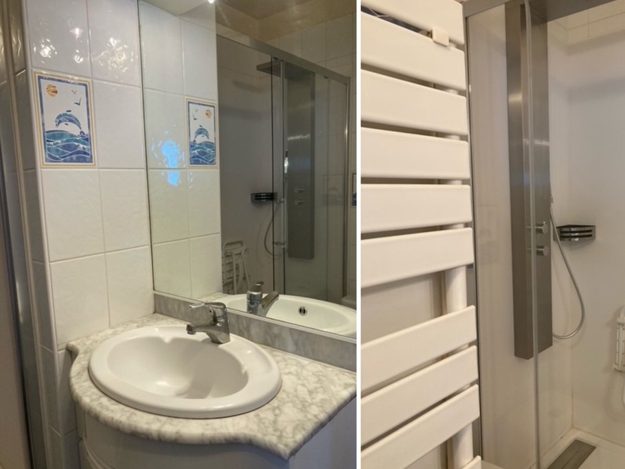 salle d'eau avec meuble vasque, sèche-serviette et douche grande dimension (siège pour personne à mobilité réduite)