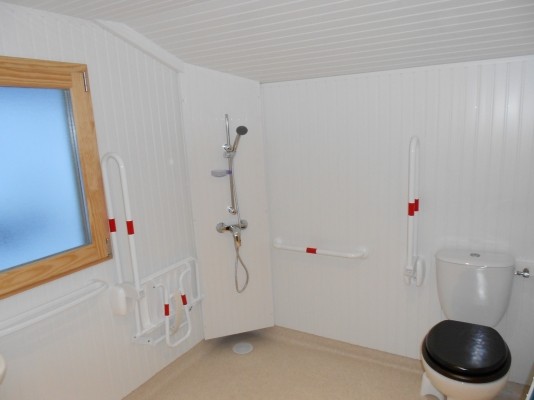 Salle d'eau accessible à personne à mobilité réduite