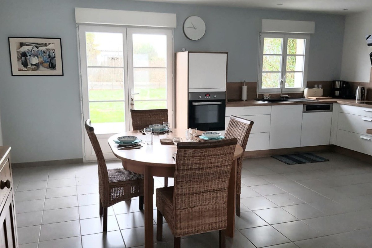 Salle à manger et cuisine ouverte de la maison de vacances LA LAURENTAISE pour 4 personnes près de Fouras et Chatelaillon en Charente maritime